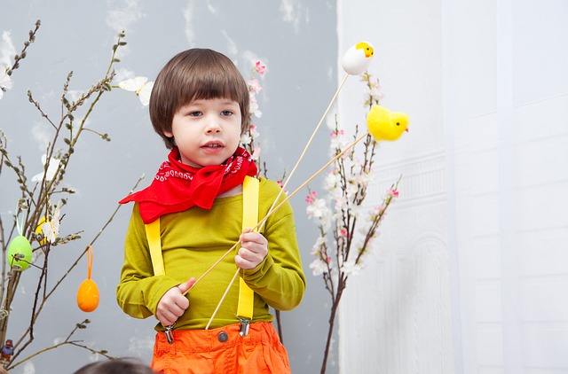 dítě s dekoracemi od floristy