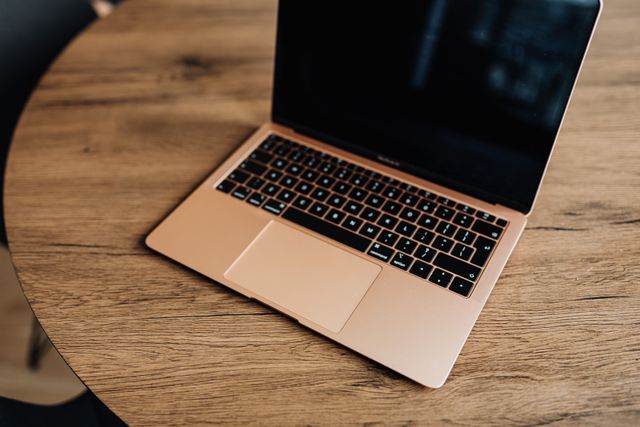 MacBook na stole